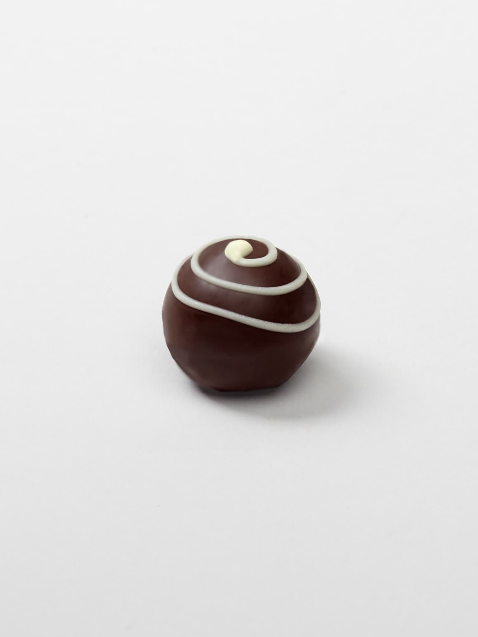 Cassis Praline mit Edlevollmilchschokolade in Regensburg