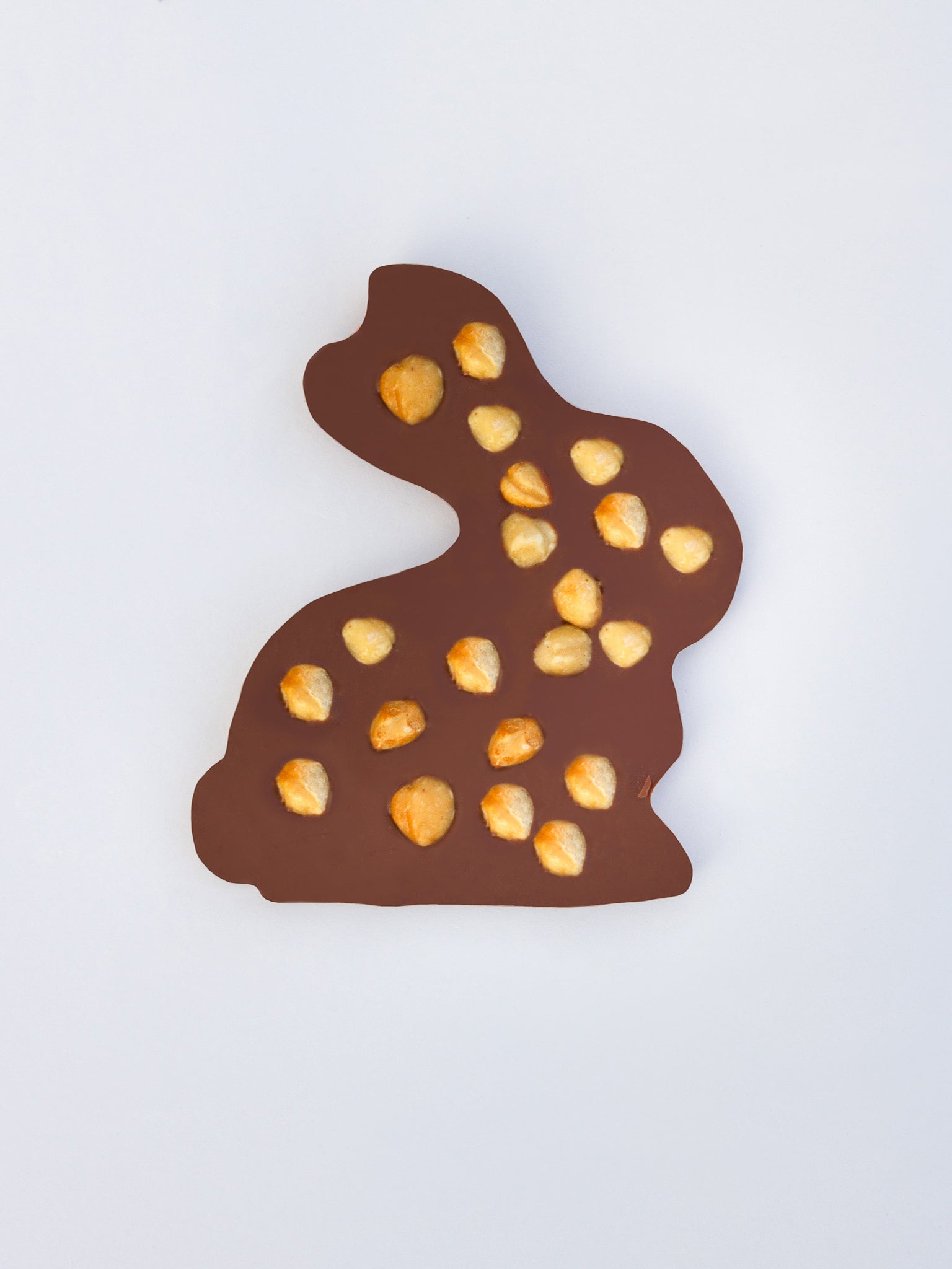 Osterhase aus Vollmilchschokolade mit Haselnüssen Osterhase aus Vollmilchschokolade mit Haselnüssen