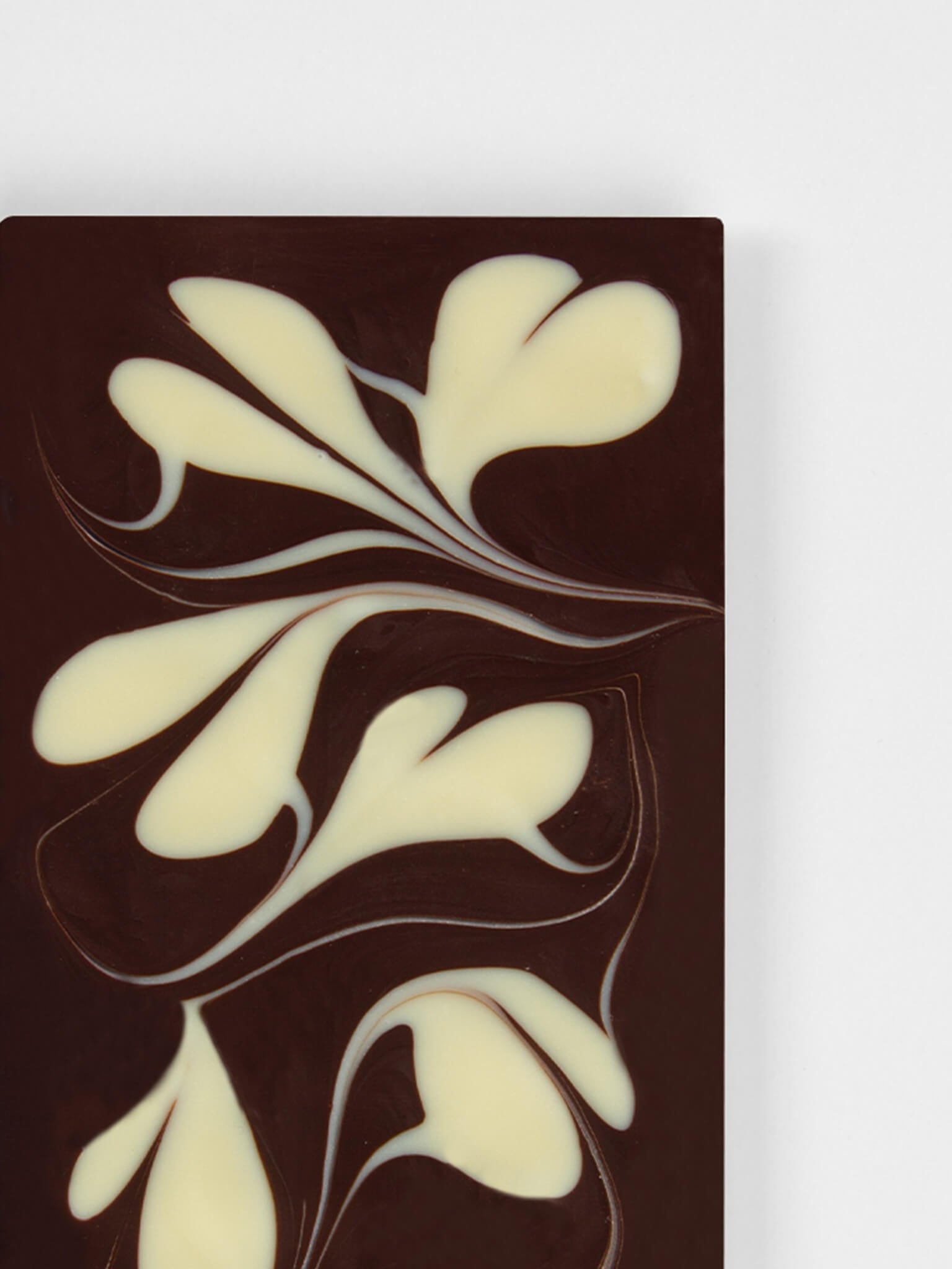 Feinste KSC Zartbitter Schokolade mit Herzen aus weißer Schokolade.